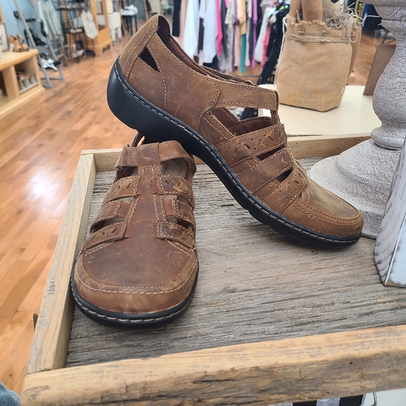 Clarks Shoes - Clarks Cora River Closed Toe Sandal Shoe Size 7.5 Brown